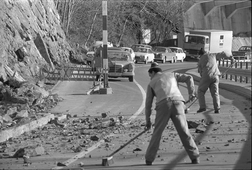 Cleaning the Axenstrasse after rockfall, 1971