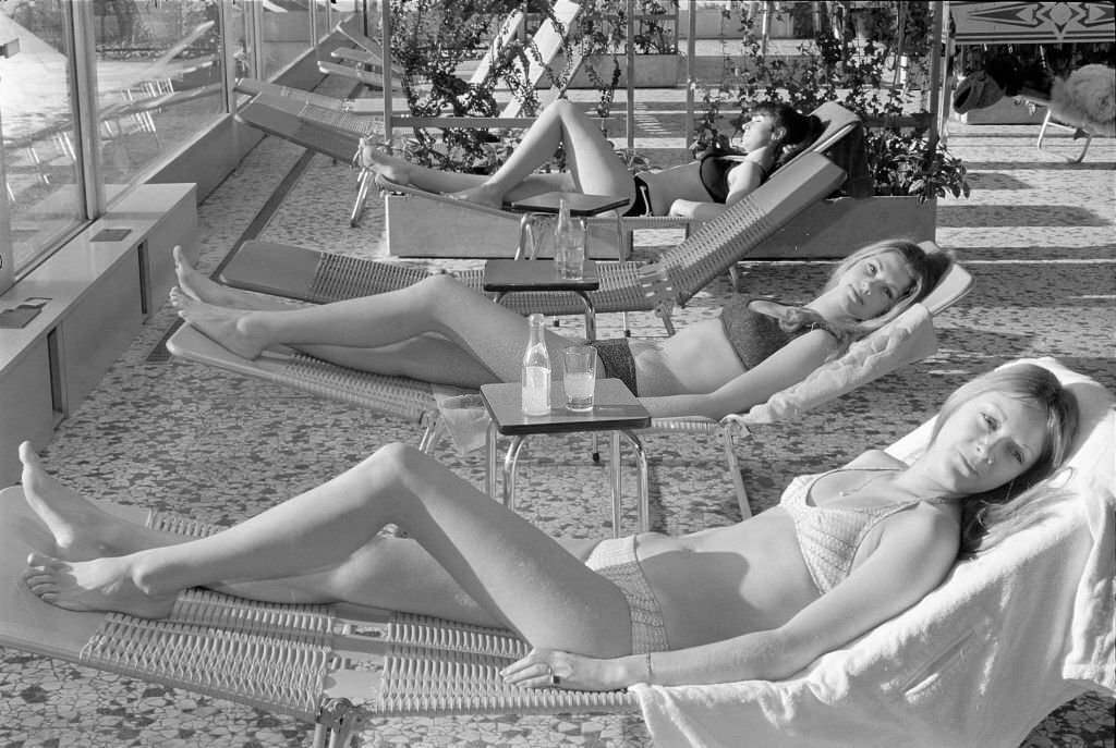 Women un bikini at the "artificial sun" in Flims, 1970