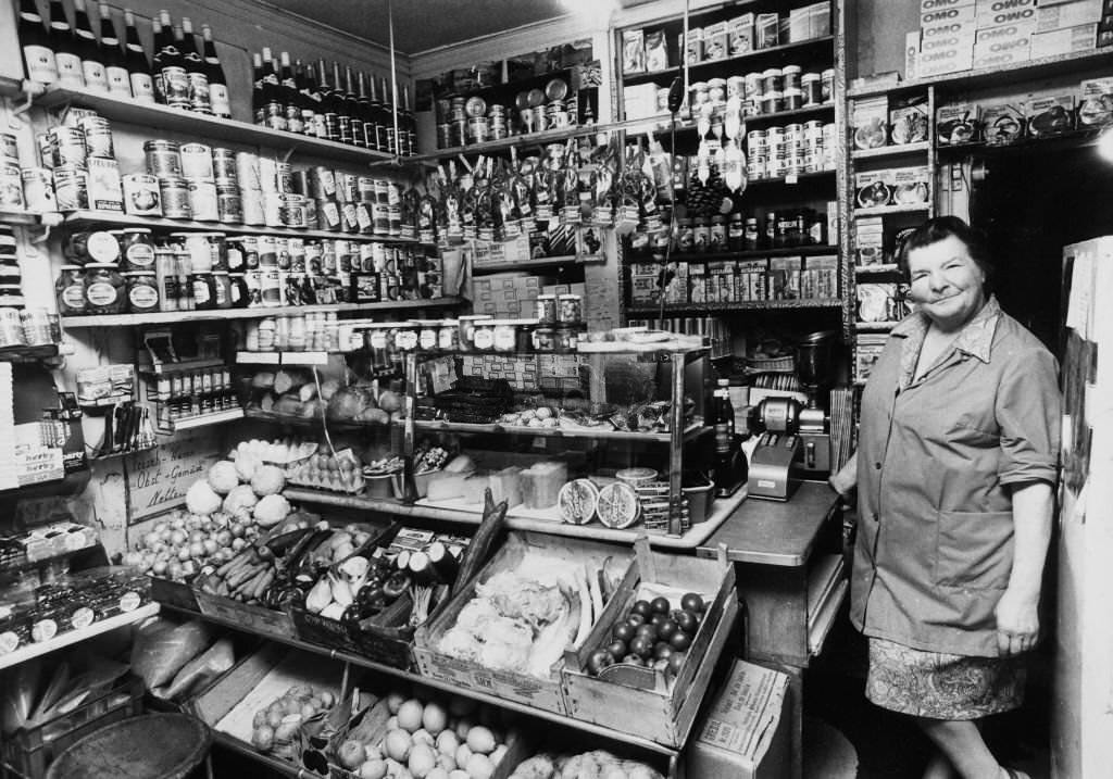Grocery store clerk, 1970