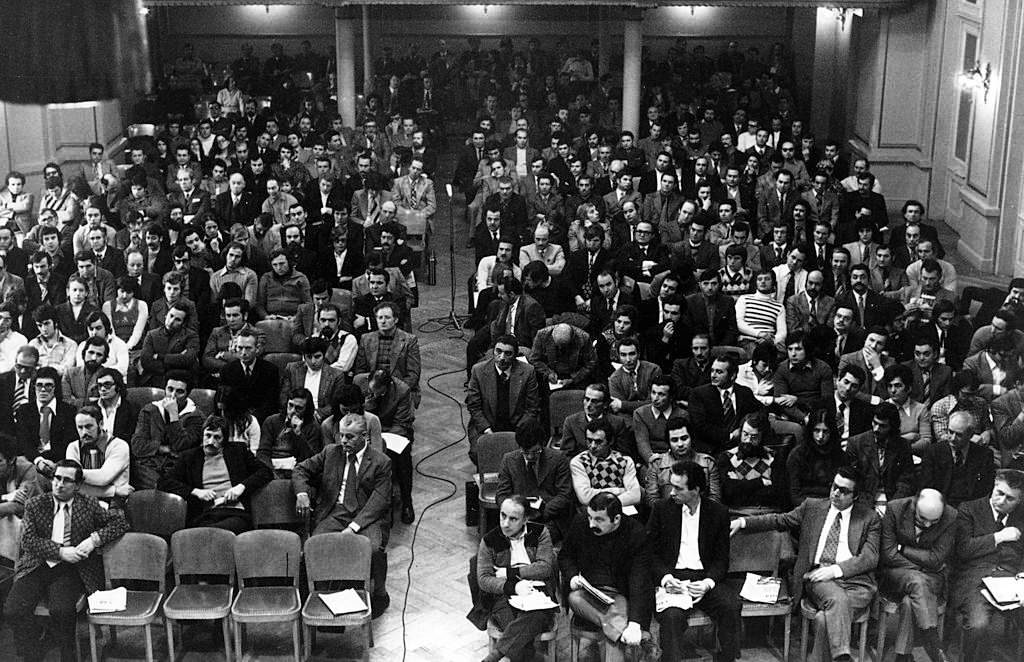 Italian immigrants in Switzerland discussing about dismissal of a countrymen of theirs. Zurich, December 1974