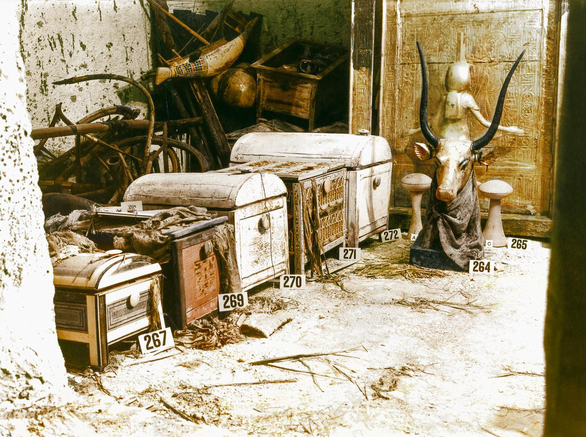 A line of chests down the centre of the Treasury, ending with the canopic chest (Carter no. 266). Tutankhamun's Tomb, October 1926