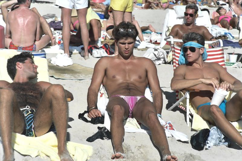 Stunning Photos of Waikiki Beach, Hawaii, in the late 1980s