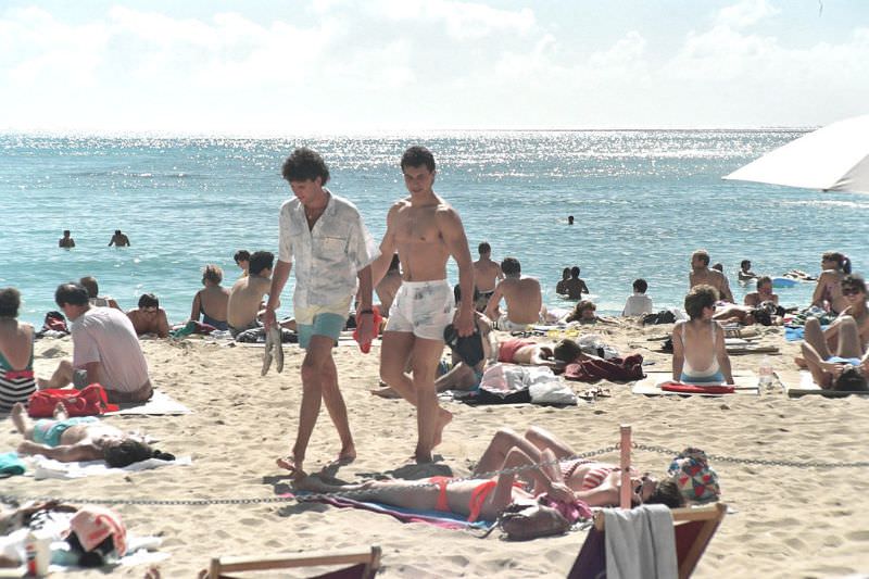 Stunning Photos of Waikiki Beach, Hawaii, in the late 1980s