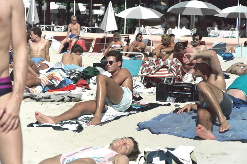 Stunning Photos of Waikiki Beach, Hawaii, in the late 1980s