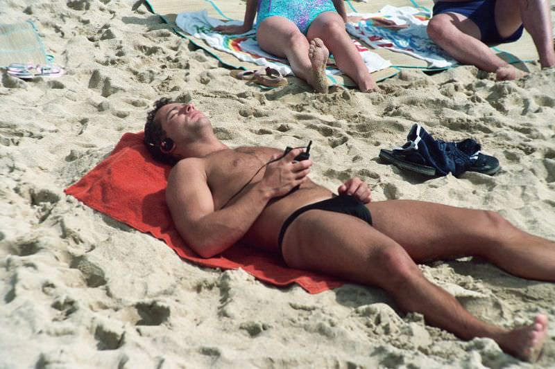 Stunning Photos of Waikiki Beach, Hawaii, in the late 1980s