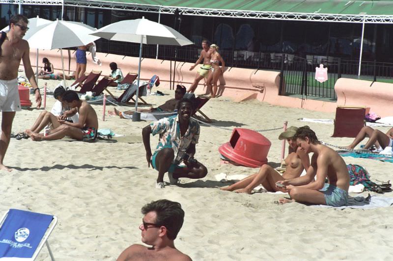 Stunning Photos of Waikiki Beach, Hawaii, in the late 1980s