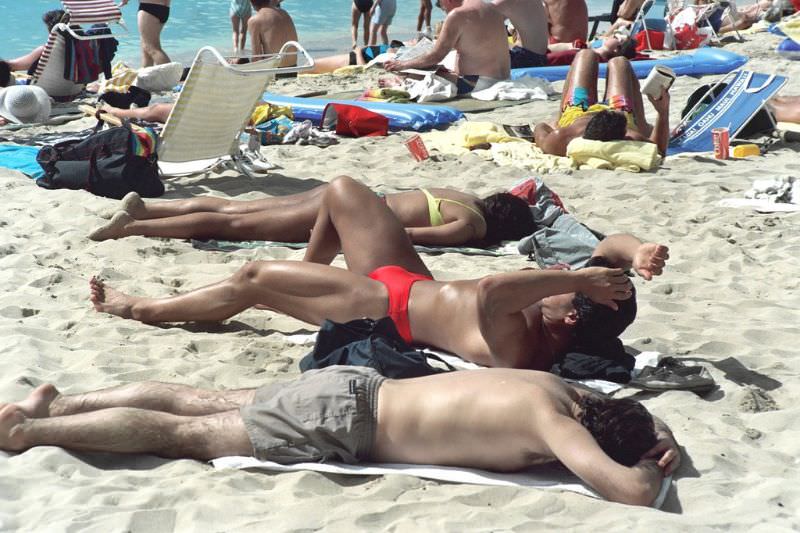 Stunning Photos of Waikiki Beach, Hawaii, in the late 1980s