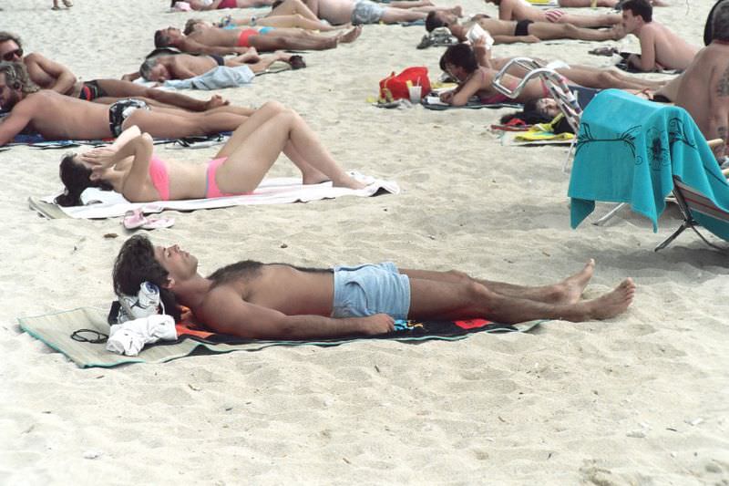 Stunning Photos of Waikiki Beach, Hawaii, in the late 1980s