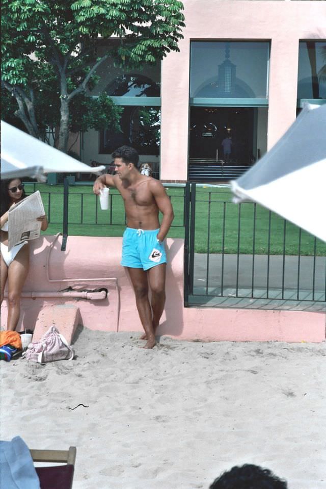 Stunning Photos of Waikiki Beach, Hawaii, in the late 1980s