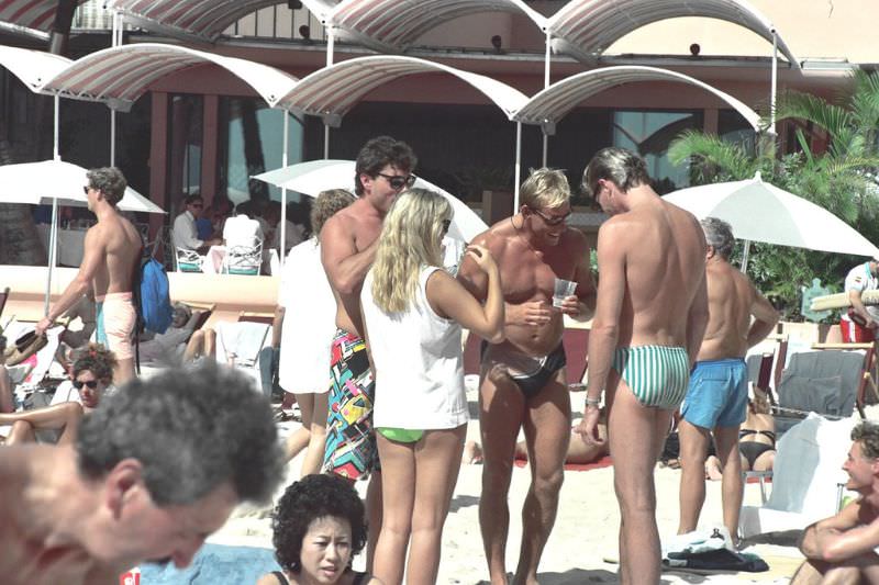 Stunning Photos of Waikiki Beach, Hawaii, in the late 1980s