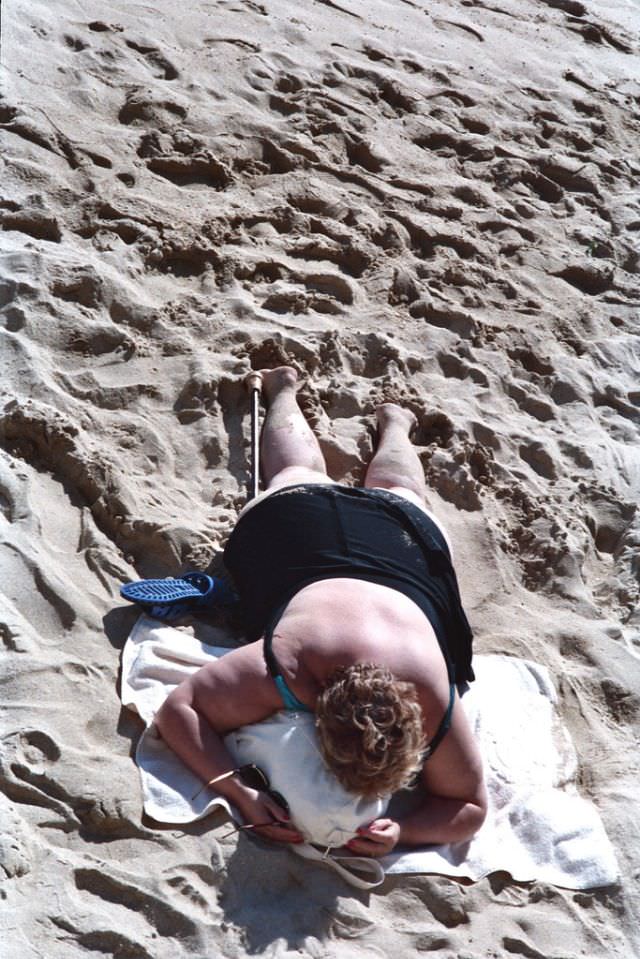 Stunning Photos of Waikiki Beach, Hawaii, in the late 1980s