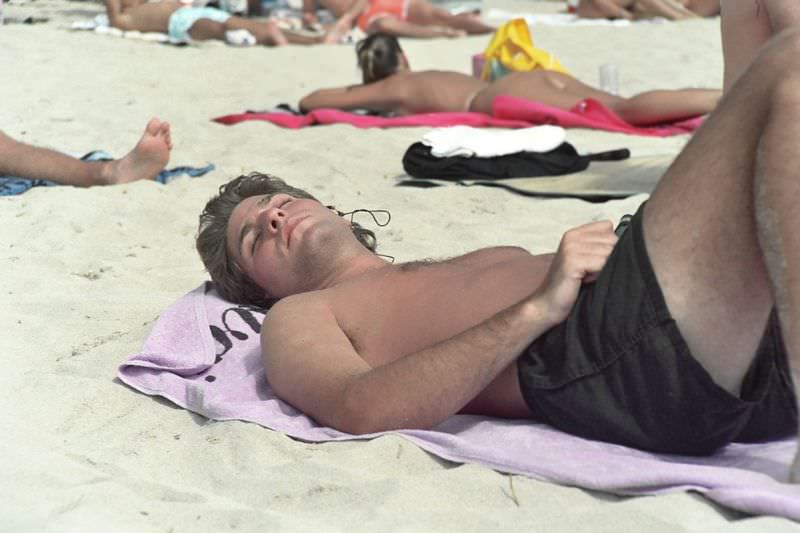 Stunning Photos of Waikiki Beach, Hawaii, in the late 1980s