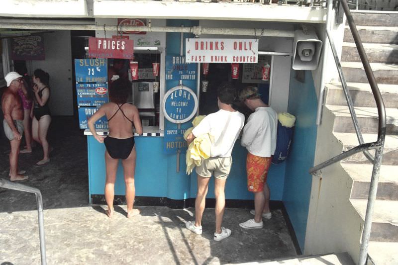 Stunning Photos of Waikiki Beach, Hawaii, in the late 1980s