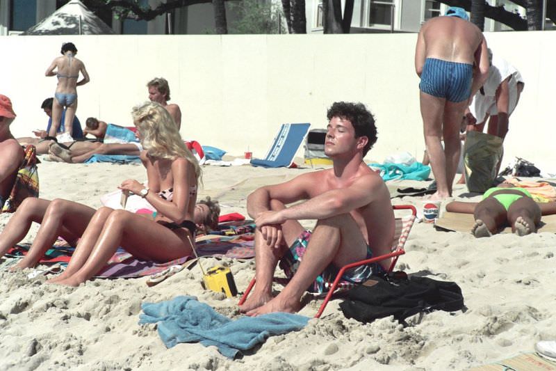 Stunning Photos of Waikiki Beach, Hawaii, in the late 1980s