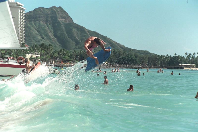 Stunning Photos of Waikiki Beach, Hawaii, in the late 1980s