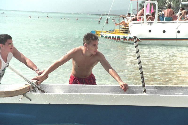 Stunning Photos of Waikiki Beach, Hawaii, in the late 1980s