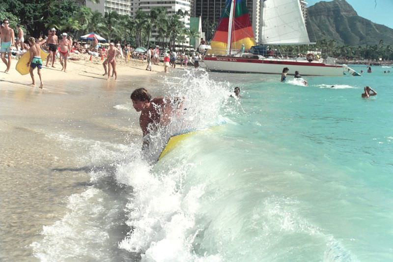 Stunning Photos of Waikiki Beach, Hawaii, in the late 1980s