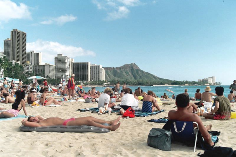 Stunning Photos of Waikiki Beach, Hawaii, in the late 1980s