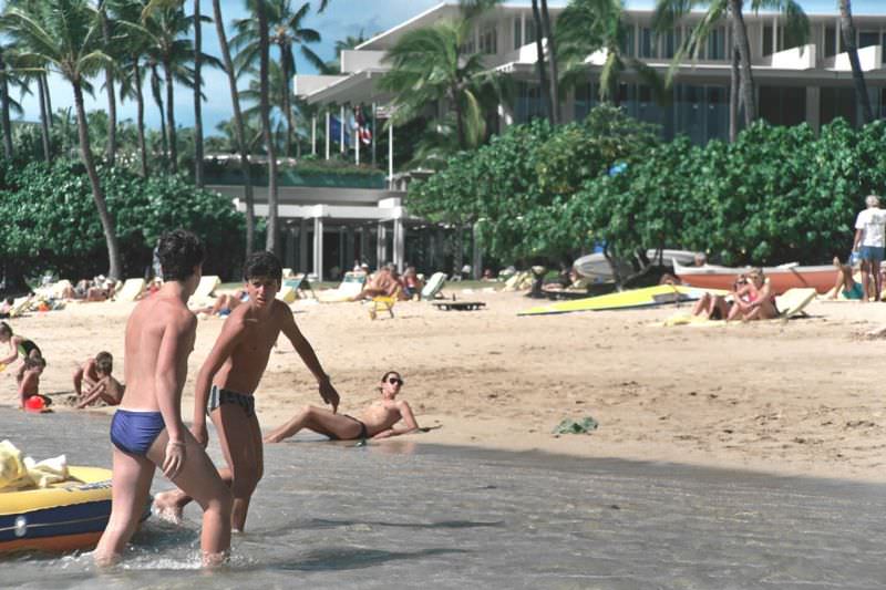 Stunning Photos of Waikiki Beach, Hawaii, in the late 1980s