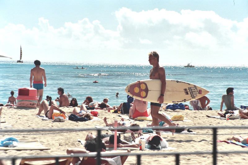 Stunning Photos of Waikiki Beach, Hawaii, in the late 1980s