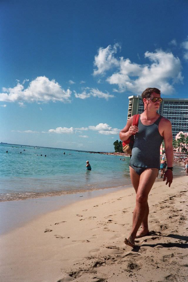 Stunning Photos of Waikiki Beach, Hawaii, in the late 1980s
