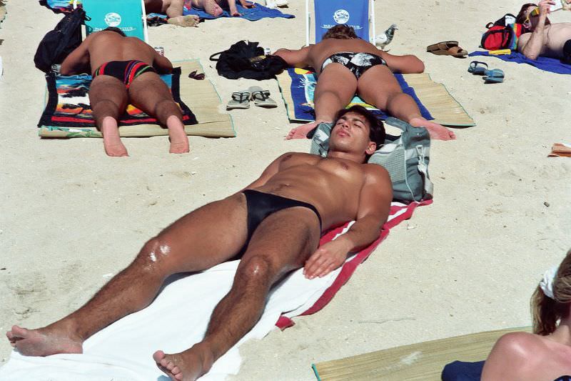 Stunning Photos of Waikiki Beach, Hawaii, in the late 1980s