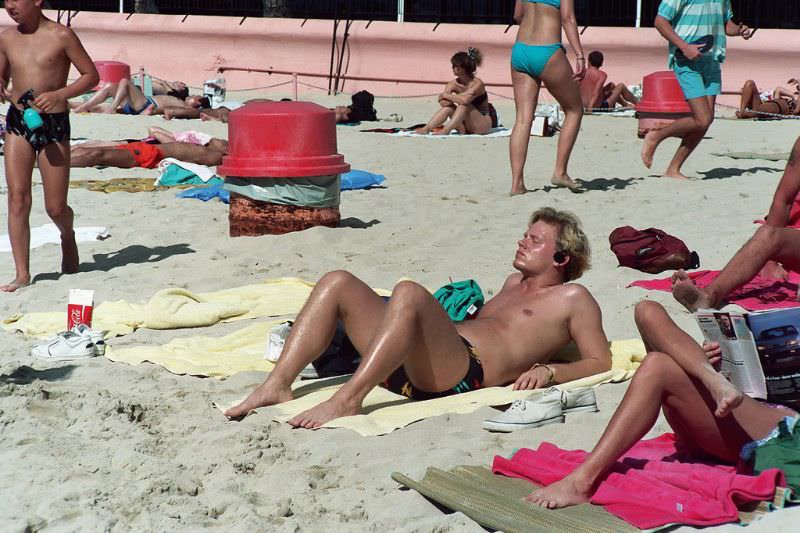 Stunning Photos of Waikiki Beach, Hawaii, in the late 1980s