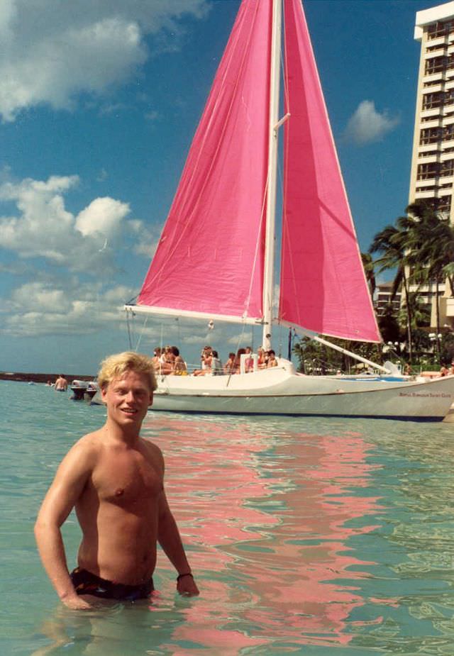 Stunning Photos of Waikiki Beach, Hawaii, in the late 1980s