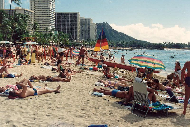 Stunning Photos of Waikiki Beach, Hawaii, in the late 1980s