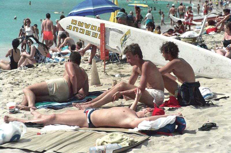 Stunning Photos of Waikiki Beach, Hawaii, in the late 1980s