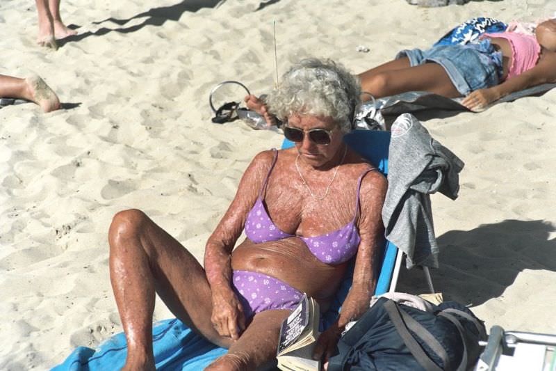 Stunning Photos of Waikiki Beach, Hawaii, in the late 1980s