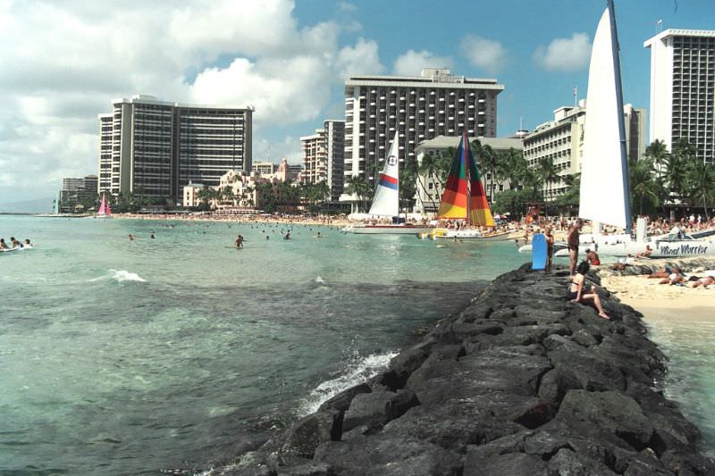 Stunning Photos of Waikiki Beach, Hawaii, in the late 1980s