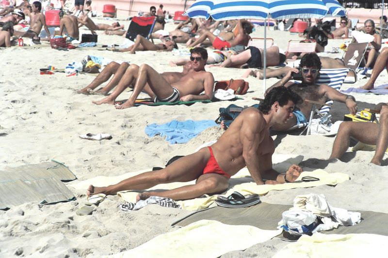 Stunning Photos of Waikiki Beach, Hawaii, in the late 1980s