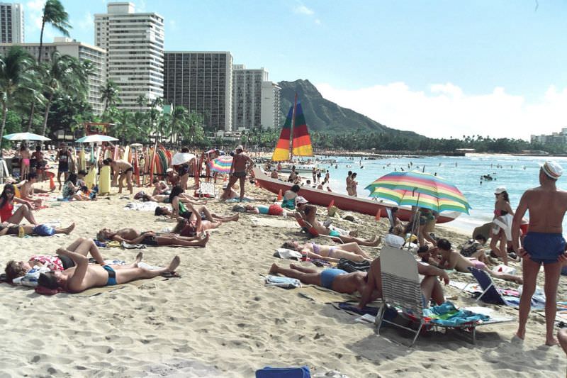 Stunning Photos of Waikiki Beach, Hawaii, in the late 1980s