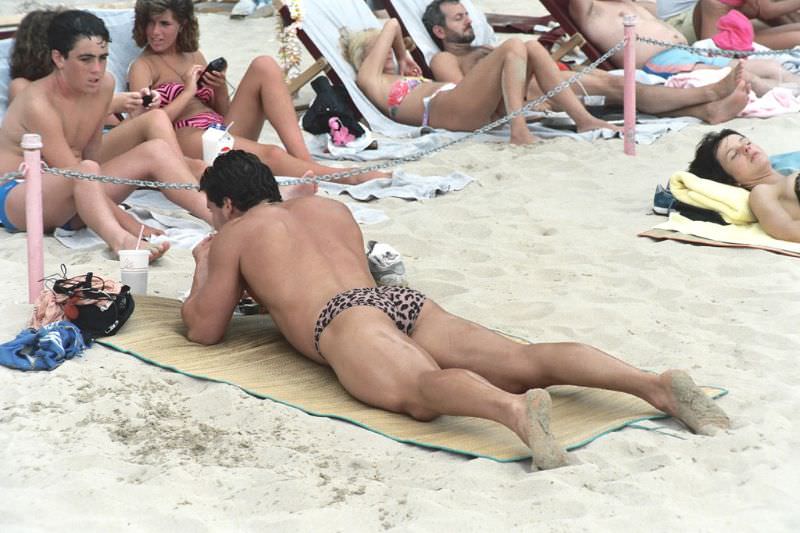 Stunning Photos of Waikiki Beach, Hawaii, in the late 1980s