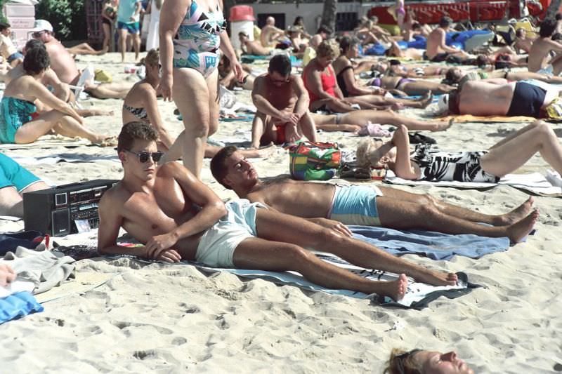 Stunning Photos of Waikiki Beach, Hawaii, in the late 1980s