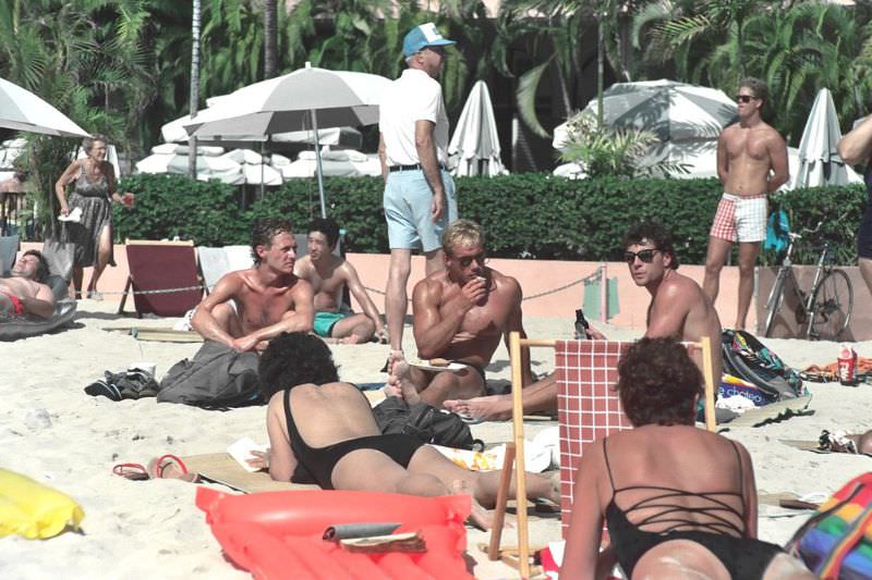 Stunning Photos of Waikiki Beach, Hawaii, in the late 1980s