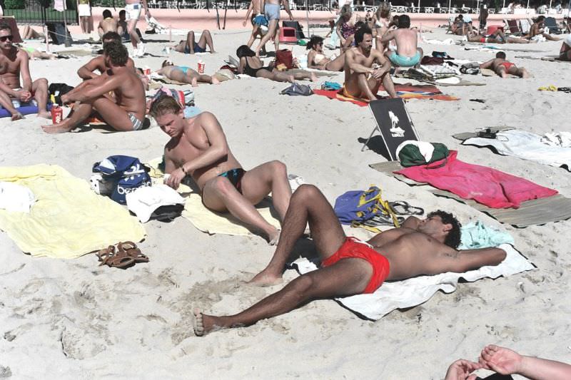 Stunning Photos of Waikiki Beach, Hawaii, in the late 1980s