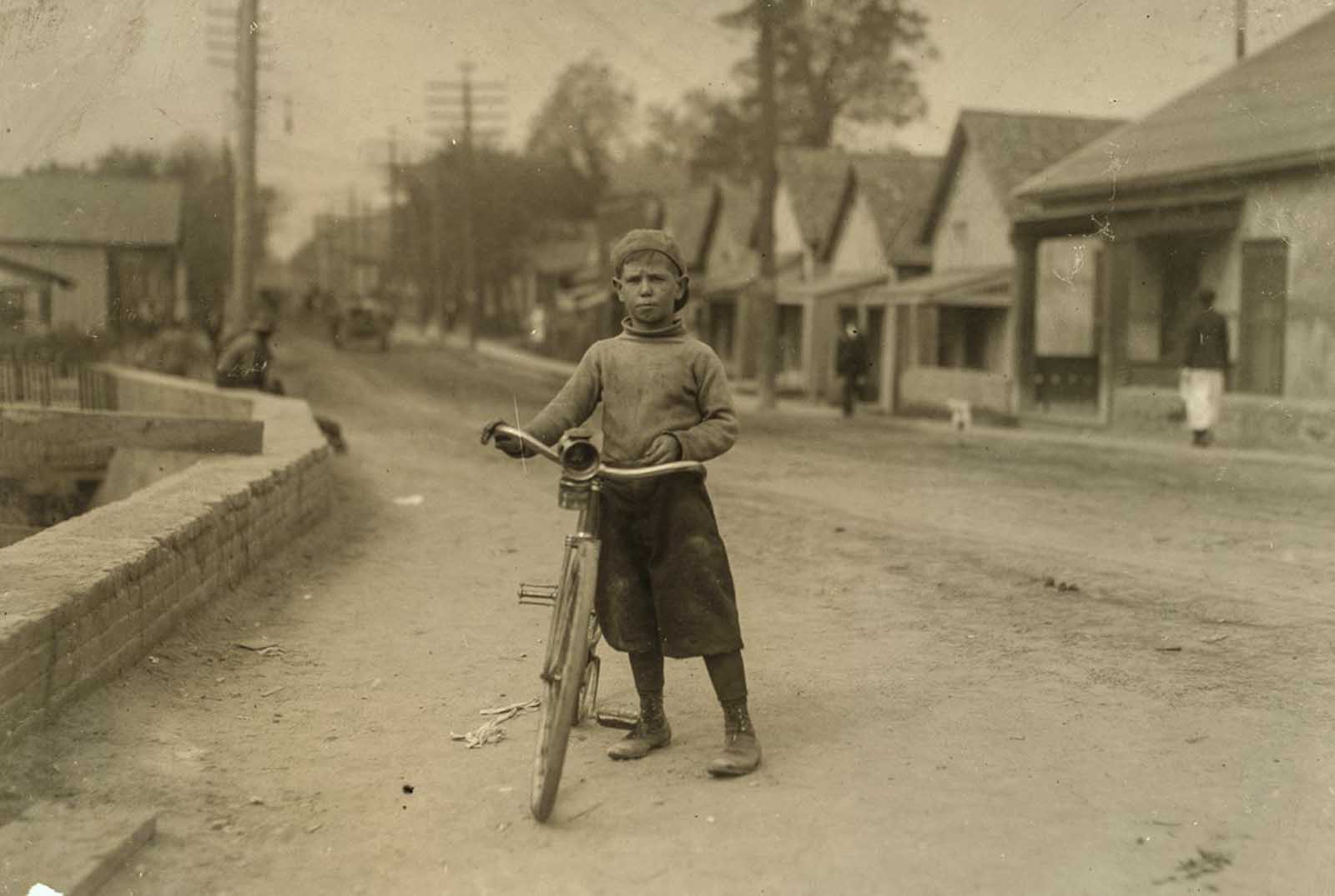 Isaac Boyett, The twelve year old proprietor, manager and messenger of the Club Messenger Service, Waco, Texas.