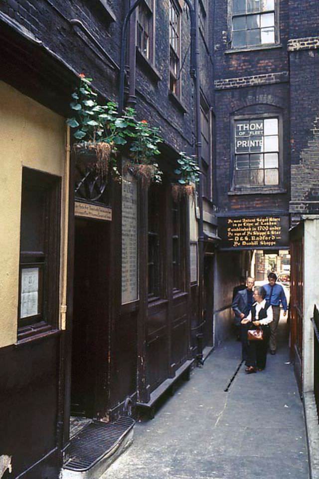 Ye Olde Cheshire Cheese restaurant on Wine Office Court off Fleet Street, 1970s