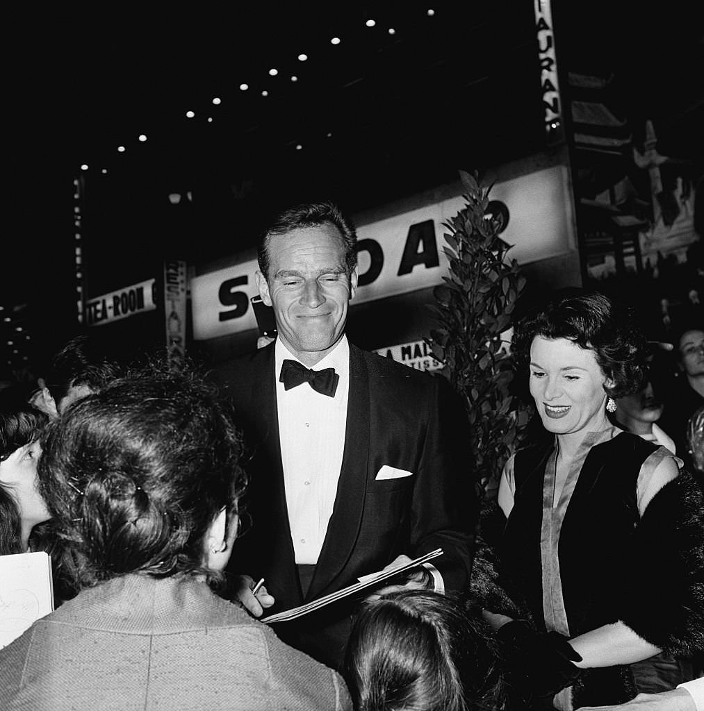 Charlton Heston and his wife attend the premiere of the movie '55 Days At Peking'