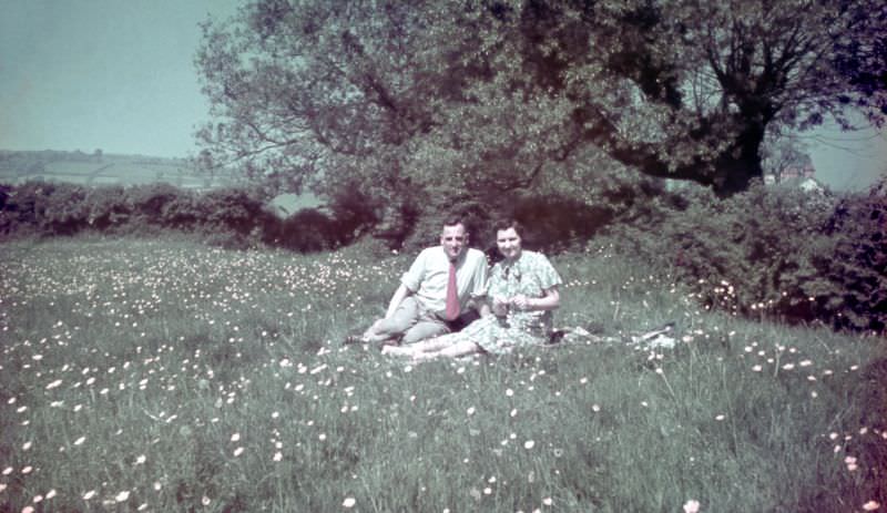 Stunning Vintage Agfacolor Slides Show Life in Tenby, A Town in Wales, Late 1930s