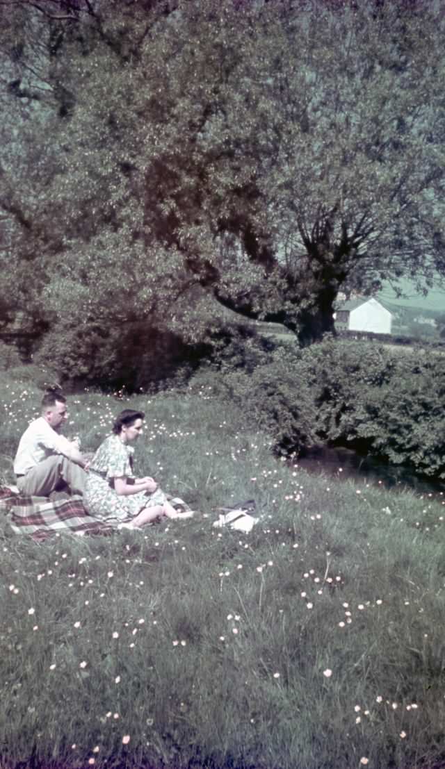 Stunning Vintage Agfacolor Slides Show Life in Tenby, A Town in Wales, Late 1930s