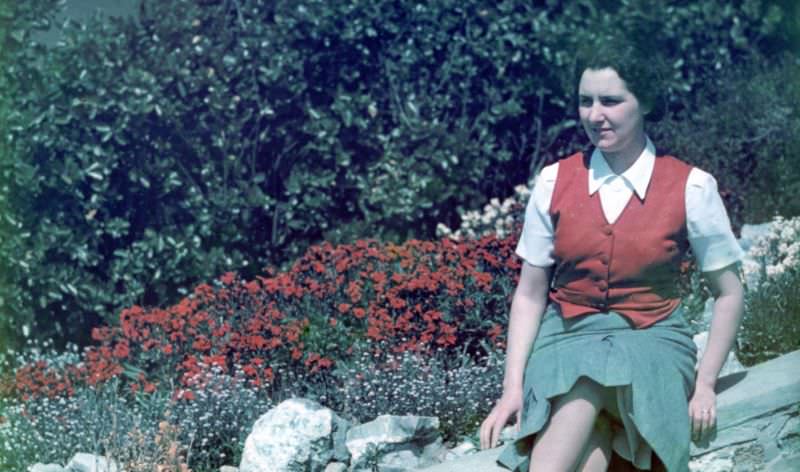 Stunning Vintage Agfacolor Slides Show Life in Tenby, A Town in Wales, Late 1930s