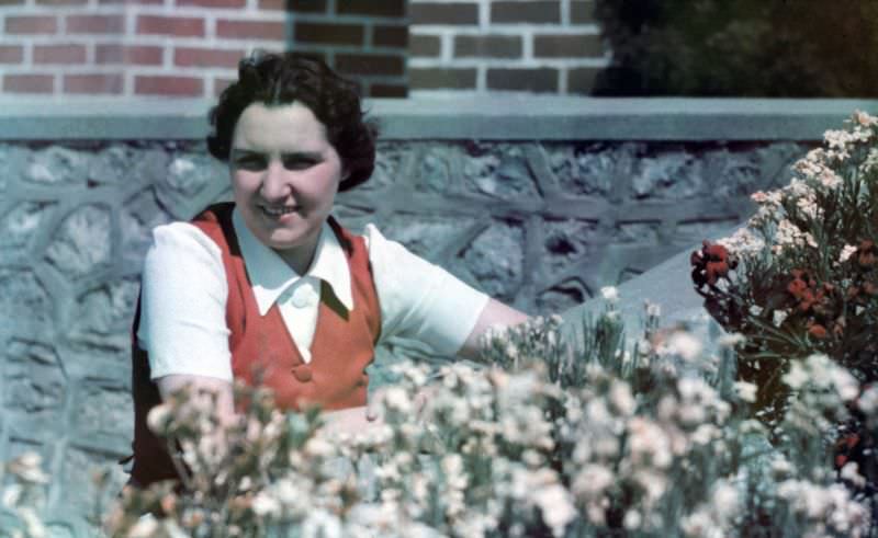 Stunning Vintage Agfacolor Slides Show Life in Tenby, A Town in Wales, Late 1930s