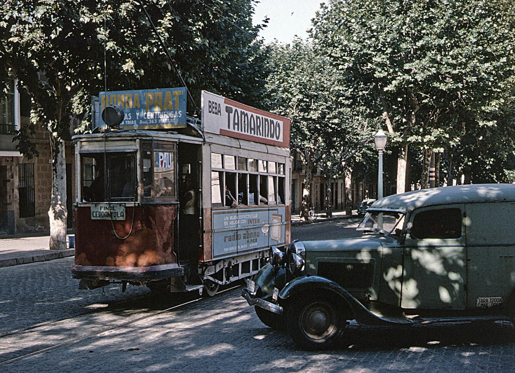 Stunning Color Photos of Barcelona Tramways in the 1960s