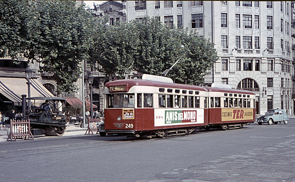 Stunning Color Photos of Barcelona Tramways in the 1960s