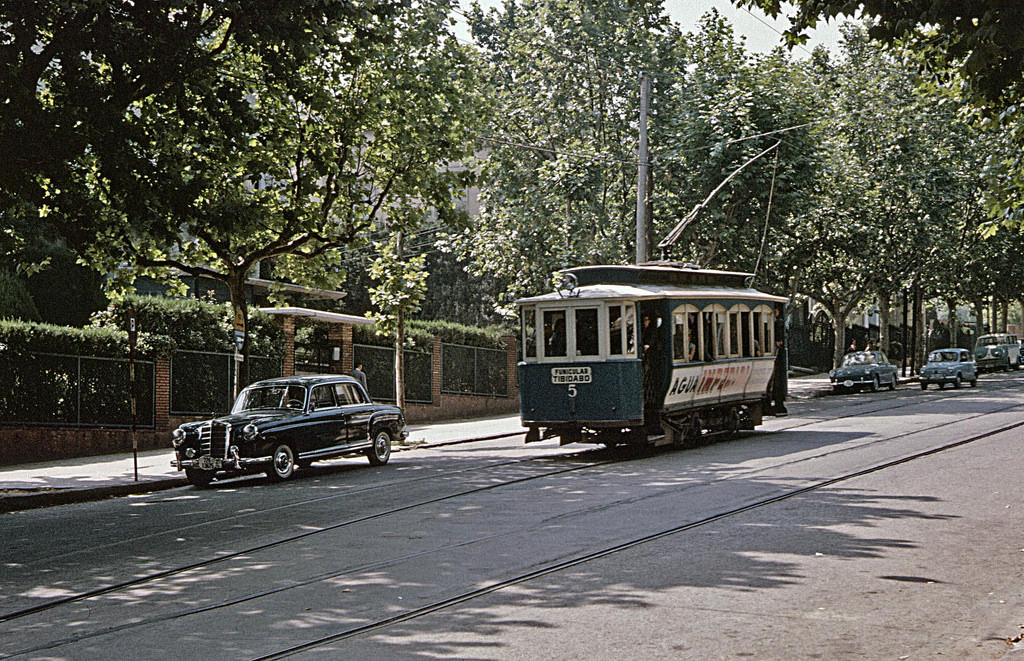 Stunning Color Photos of Barcelona Tramways in the 1960s