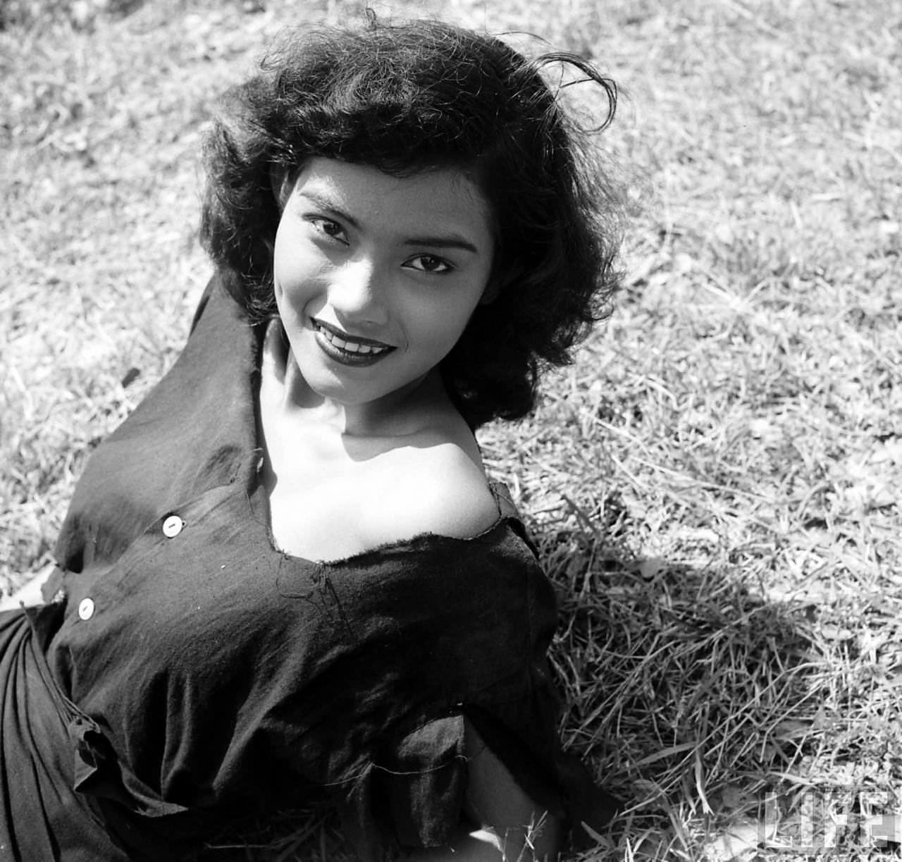 Stunning Portraits of a Beautiful Bangkok Girl in the Garden, 1950s