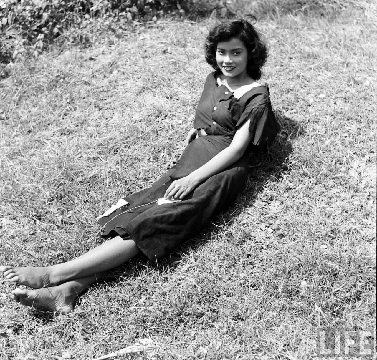 Stunning Portraits of a Beautiful Bangkok Girl in the Garden, 1950s